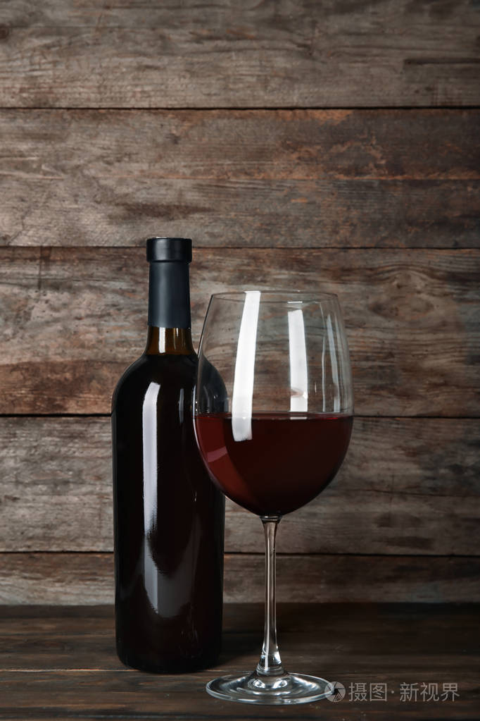 木制背景红酒瓶和玻璃照片-正版商用图片06c5u5-摄图新视界