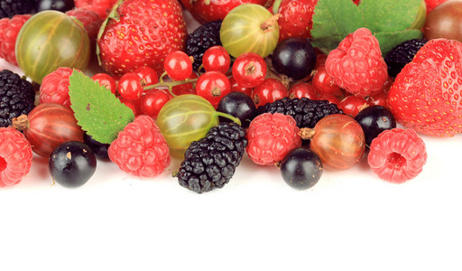 成熟的莓果上白色隔离