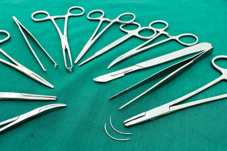 手术室的外科器械照片