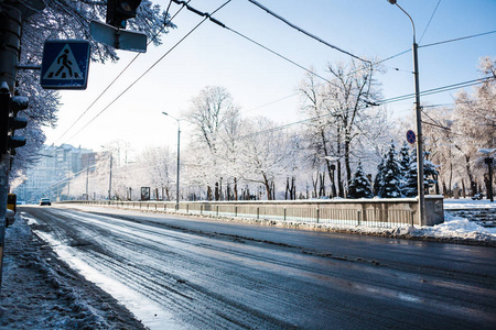 冬季城市景观。街道的一个小镇。雪覆盖路面