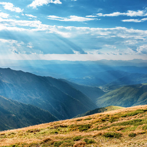 高山风景与蓝色小山和阳光图片