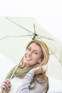 持伞的幸福女人肖像