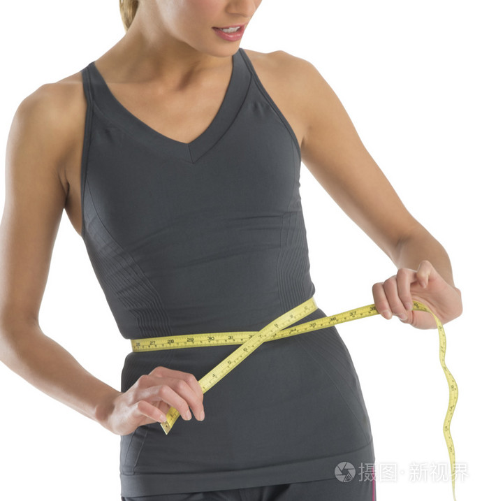 测量她的腰围腹部年轻女人