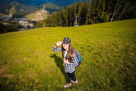 徒步旅行用背包和帽子在山顶上。旅游理念