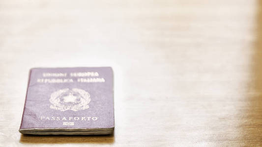 模糊和护照在白色背景像旅行和自由的概念很多签证