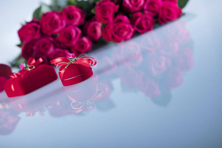 情人节的概念。花束的红玫瑰和心形盒子与礼品白色背景。排版位置