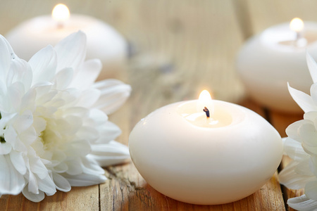 花菊花蜡烛向一木制的白色和粉红色的菊花白色的和粉红色的菊花和