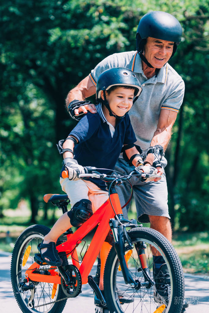 学习骑自行车的小男孩