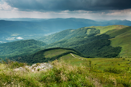 tarnica 径波兰视图 bieszczady 山上的暴风雨云