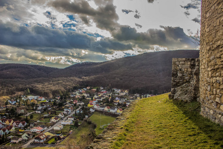 有趣和秀丽地方在城堡附近在奥地利在 hainburg donau 与长凳树小路和秋天明亮的天气