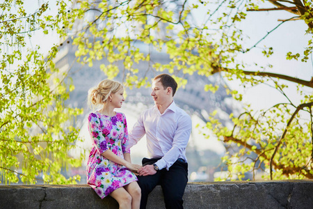 美丽的浪漫情侣在埃菲尔铁塔在巴黎, 法国的春天一天.