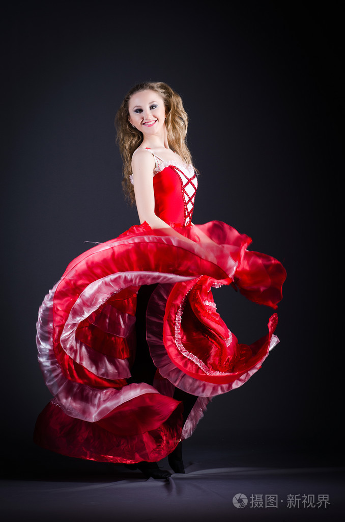 红色穿裙子跳舞跳舞的女孩