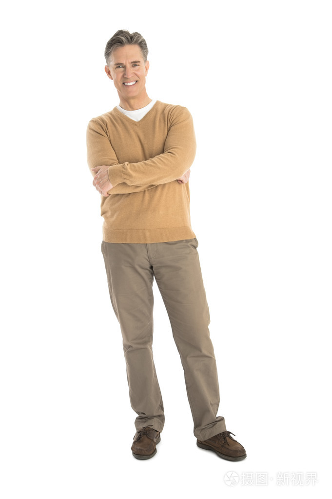 快乐成熟的男人站在手臂交叉的肖像