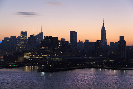 日出前的曼哈顿地平线