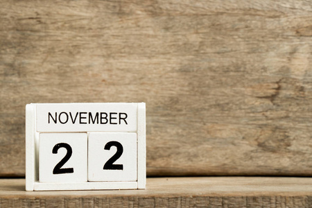 白色方块式日历当前日期22和月11月在木背景