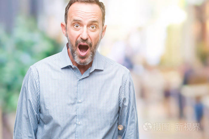 中年老老头在孤立的背景下害怕和震惊与惊喜的表情, 恐惧和兴奋的脸