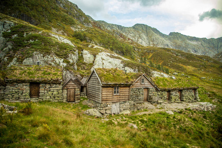 老挪威房子挪威 folgefonna 国家公园山上的一座美丽的历史石建筑.