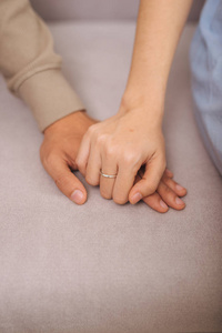 热恋中的情侣男女手拉手照片