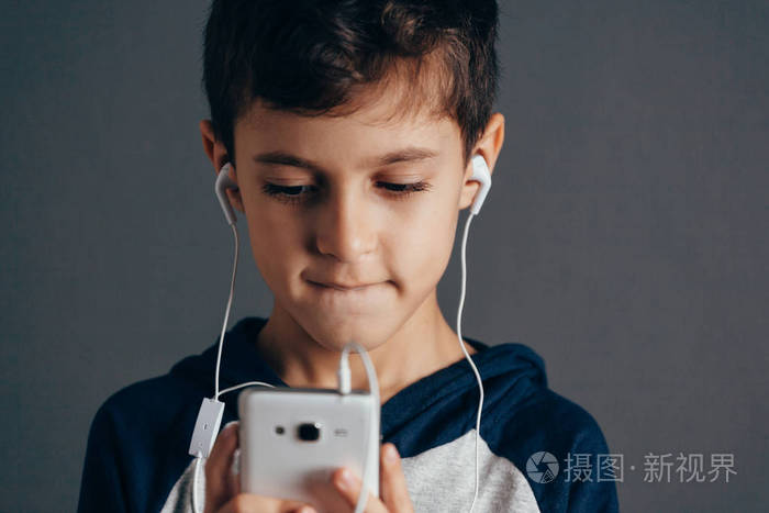 小男孩听音乐在耳机