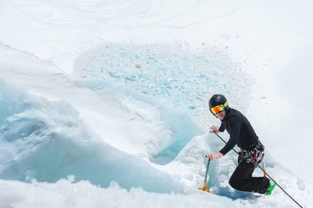 山导游候选人训练冰斧和绳索技能在冰川在北高加索