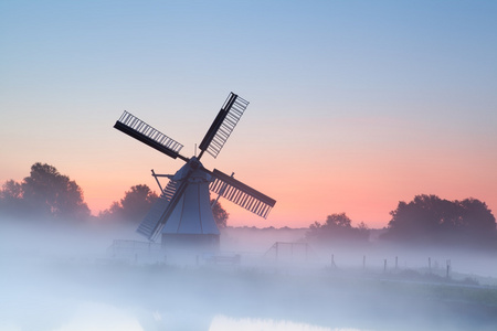 在晨雾中的迷人荷兰风车
