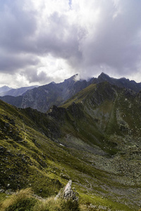 夏季岩石山峰的景观