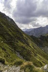 夏季岩石山峰的景观