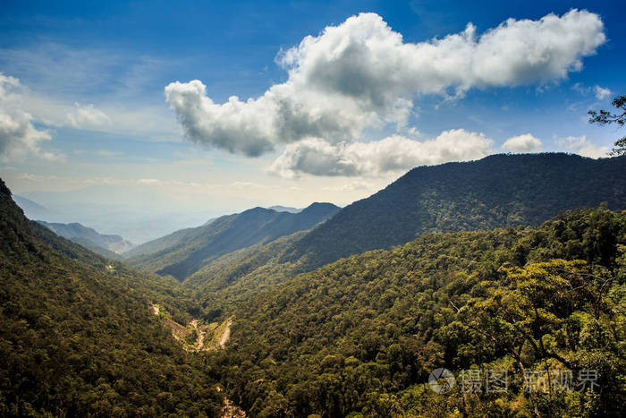 梦幻般全景亚洲大山覆盖着深热带丛林对美丽的天空