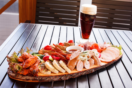 下酒在酒吧里简单的下酒菜照片