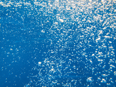 蓝色清澈的水中气泡照片