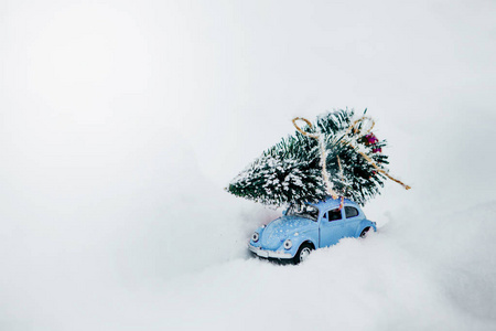 小圣诞树上的冬天场面在玩具汽车