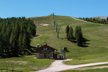 山在夏天时间 滑雪推力, 典型的房子和绿色草甸
