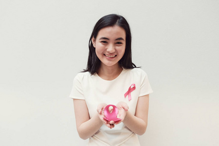 亚洲年轻女子捧粉红丝带, 乳癌意识, 10月粉红概念