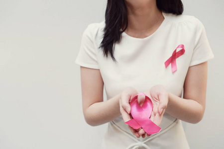 亚洲年轻女子捧粉红丝带, 乳癌意识, 10月粉红概念
