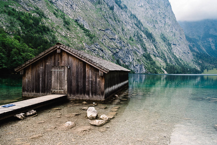 在美丽的湖，在朦胧的心情与阿尔卑斯山的木制平房
