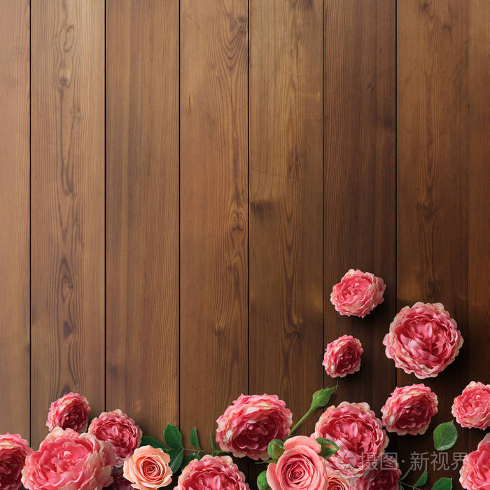 棕色木背景上美丽的玫瑰花