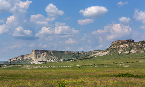 白色岩石, 或 AkKaya在克里米亚的岩石, 位于 Belogorsky 区白岩村附近