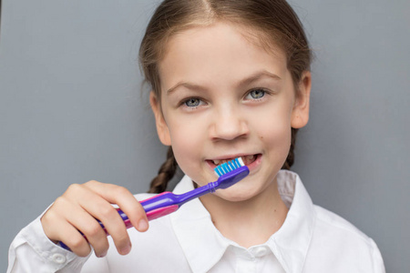 刷牙儿童图片