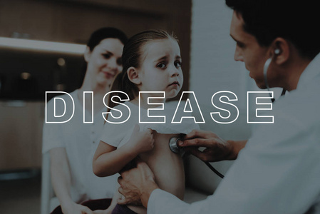 生病的小女孩.孩子感冒了专业 pediatrist.家庭治疗.与疾病抗争.