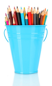 颜色桶与彩色铅笔，孤立在白色