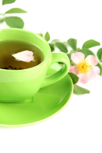 杯与髋关节的月季花，白色上孤立的草药茶
