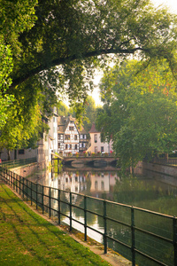 从斯特拉斯堡法国看美丽的半木结构房屋和运河