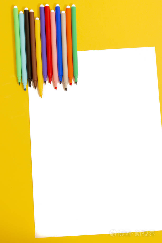 一组在黄色背景的白色纸毡笔
