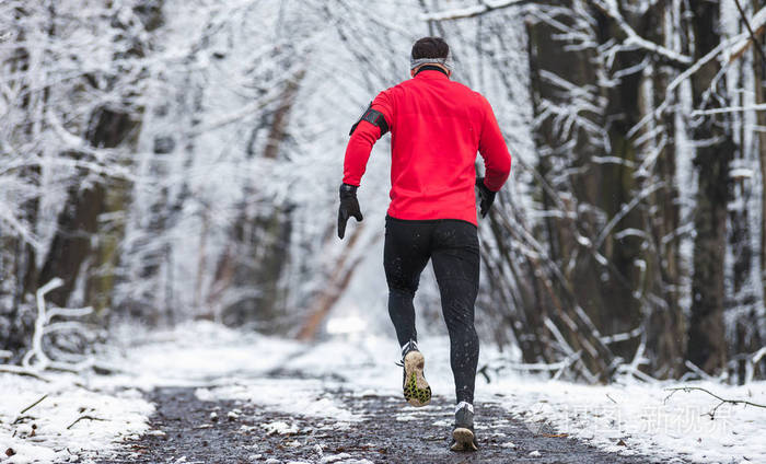 冬天赛跑训练赛跑者在冷的雪天气