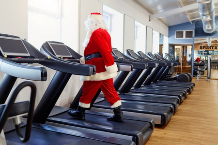 圣诞老人在健身房做运动