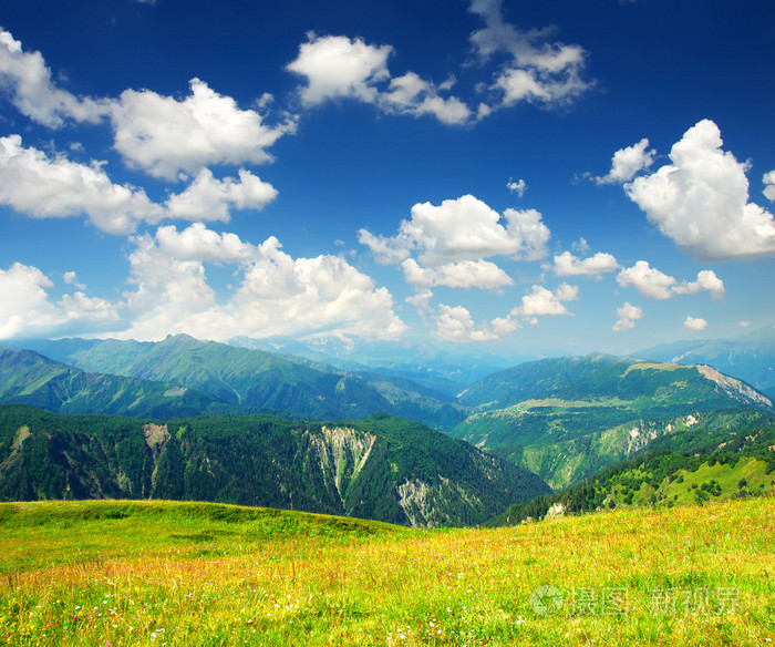 在山谷中的绿色丘陵