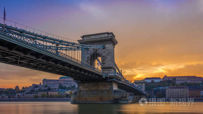 布达佩斯, 匈牙利美丽的塞切尼链桥和布达城堡皇宫与惊人的丰富多彩的日落和天空