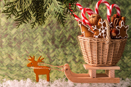 圣诞礼物在木制雪橇上。圣诞贺卡