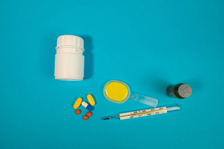 五颜六色的医疗药丸和瓶子, 药品和保健概念