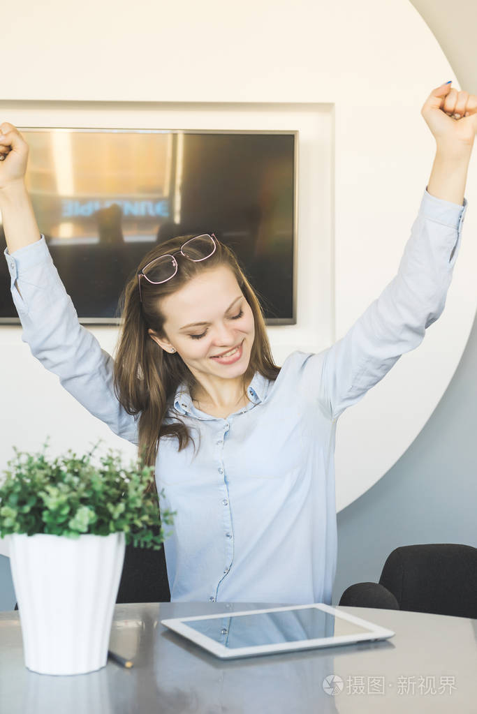 快乐时尚的商业女性看着碑, 举起双手, 欣喜